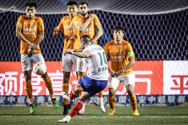 欧洲杯-巴尔加斯传射 意大利0-2瑞士无缘8强